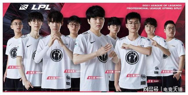 请认真学习新规,米尔向裁判抱怨,被后者掏牌假动作吓走