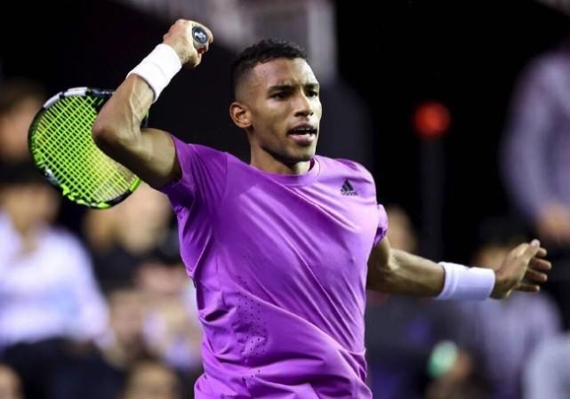 把对手逼在 把对手逼在